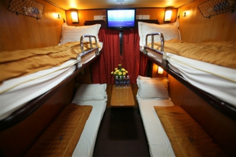 Mỗi vị trí giường nằm được bố trí một đèn đọc sách tích hợp sạc điện thoại bằng ổ USB rất tiện lợi cho du khách.