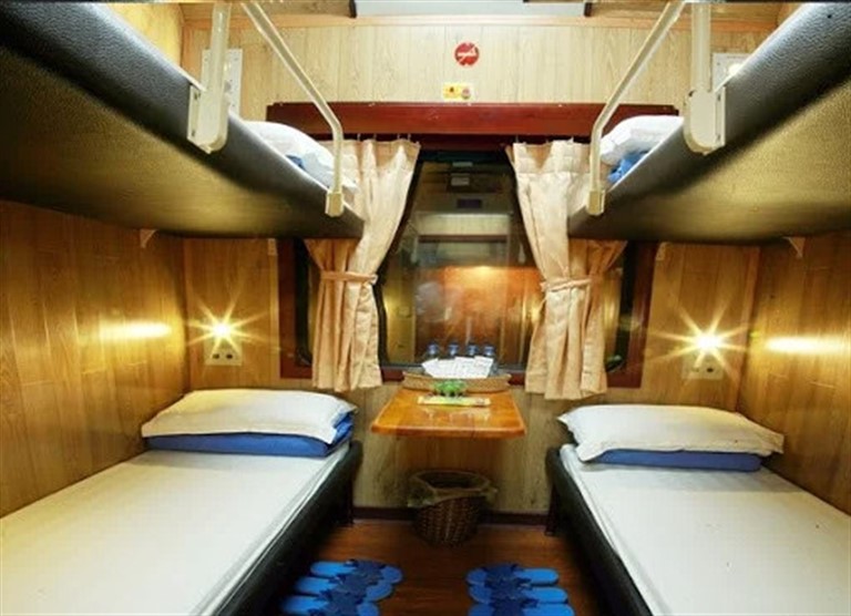 Khoang giường nằm sử dụng hệ thống đèn vàng ánh sáng vừa phải, tạo nên không gian ấm cúng, cổ điển và lãng mạn. 