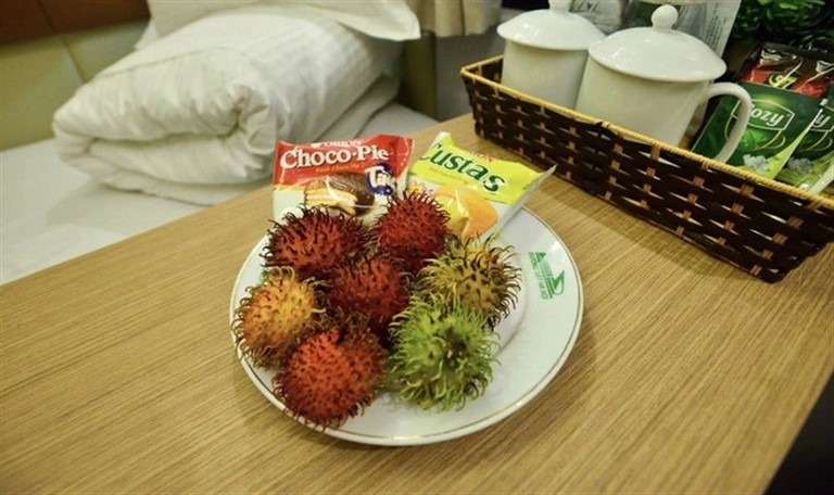 Tại các khoang giường nằm luôn được chuẩn bị sẵn hoa quả tươi cùng đồ ăn nhanh rất tiện lợi cho du khách. 