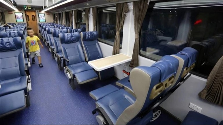Hệ thống ghế ngồi được nâng cấp rộng rãi hơn, rất êm ái và có thể điều chỉnh được độ nghiêng tạo tư thế thoải mái cho hành khách đi tàu. 
