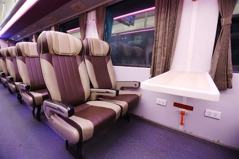 Mỗi toa ghế ngồi đều được trang bị hệ thống 8 ti vi hiện đại để phục vụ nhu cầu giải trí của hành khách.