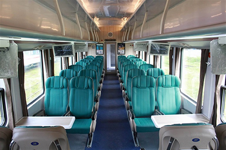 Hệ thống ghế ngồi mềm điều hoà cao cấp cùng điều hoà mát lạnh giúp hành khách không bị mệt trên quãng đường dài.