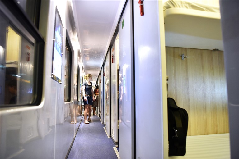 Thành vách và cửa sổ được đúc liền khối mở ra khu vực hành lang rộng và không gian bên trong toa lớn thuận tiện di chuyển của hành khách. 