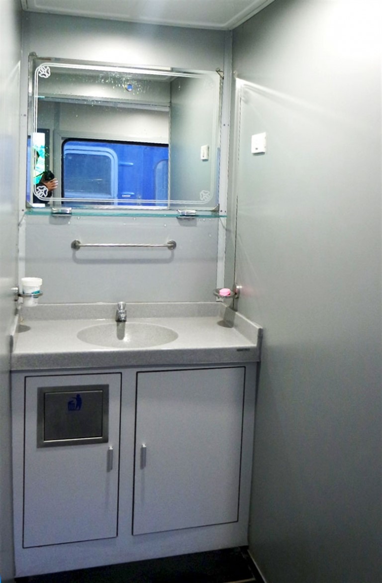 Buồng rửa tay có đầy đủ gương, thanh phơi và xà phòng cho hành khách thoải mái sử dụng.