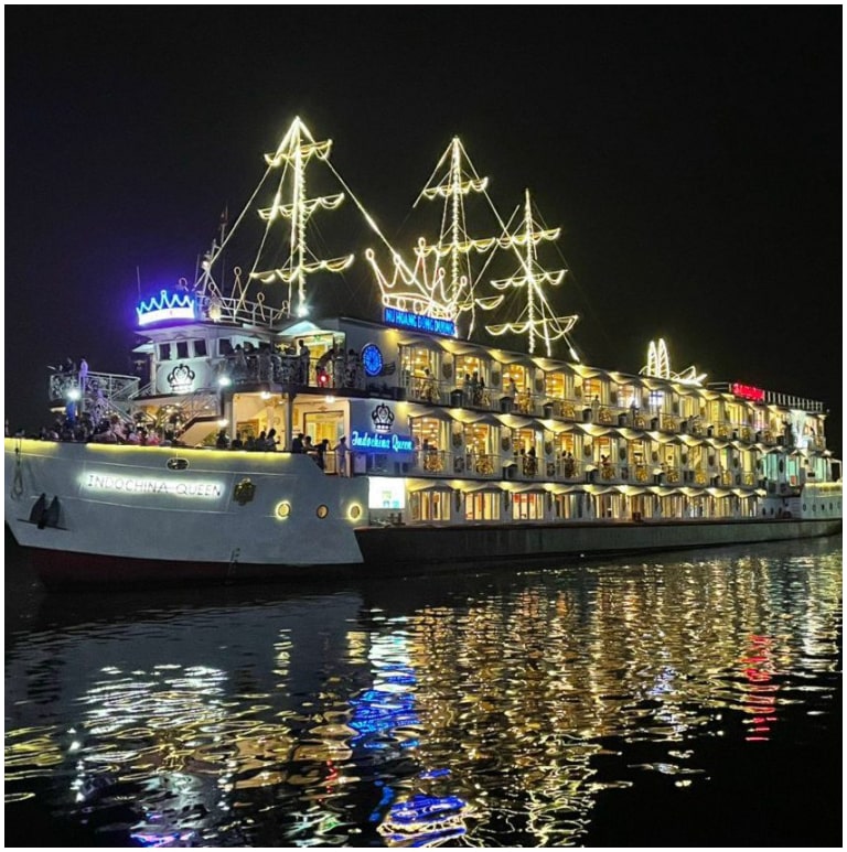 Du thuyền 4 sao Sài Gòn Indochina Queen đã đưa hàng triệu lượt khách dọc theo sông Sài Gòn để ngắm nhìn vẻ đẹp thành phố 300 năm tuổi.