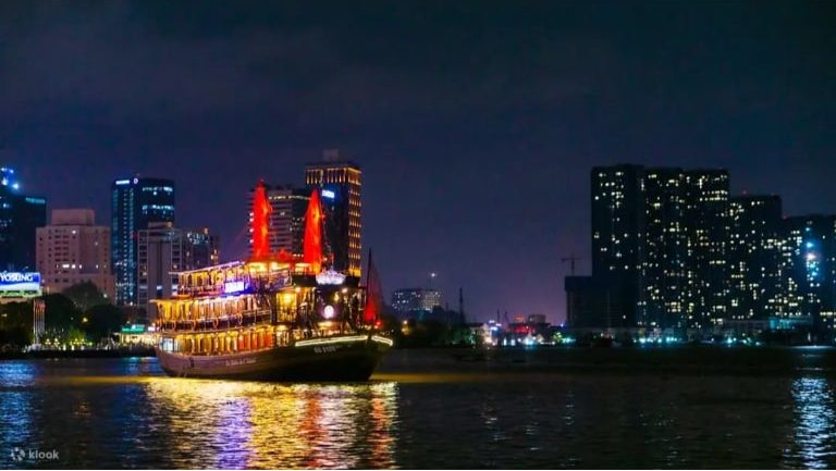 Du thuyền 4 sao Sài Gòn Indochina Junk nổi bật với vẻ ngoài hoài cổ giữa nhiều con tàu hiện đại tại sông Sài Gòn.