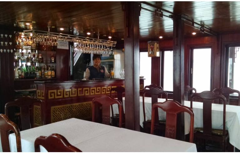 Quầy bar nằm trên tầng cao nhất của du thuyền nơi phục vụ menu đồ uống đa dạng, giá cả hợp lý.