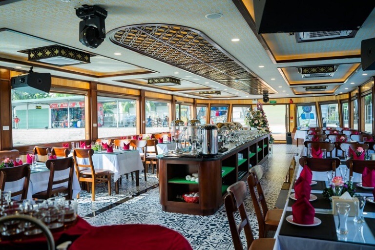 Du thuyền Dragonfly có nhà hàng thu hút du khách với nhiều món ăn ngon