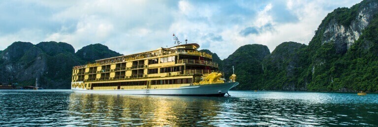 Du thuyền Golden Cruise mang màu vàng hoàng gia nổi bật