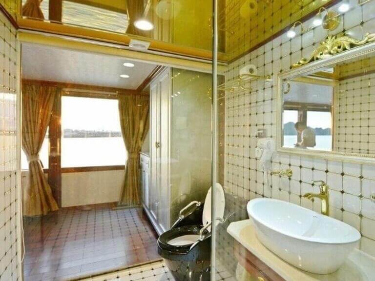Phòng tắm cao cấp có màu vàng vương giả