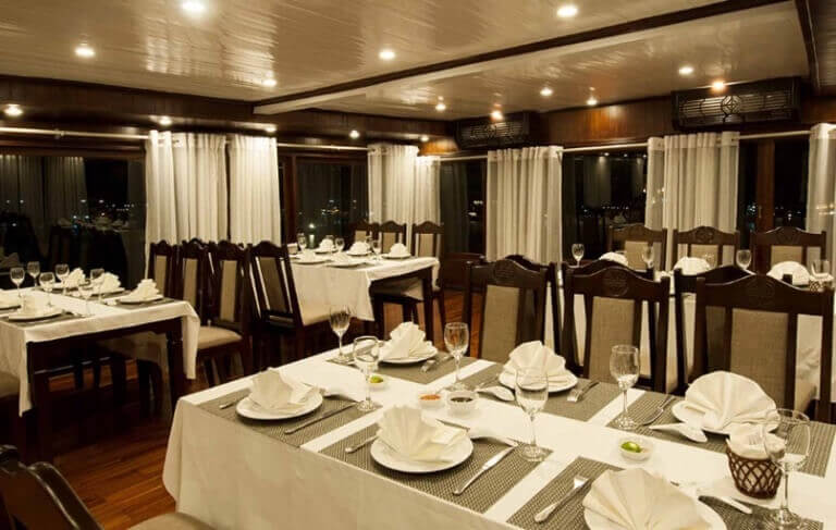 Du thuyền Hạ Long Phoenix có nhà hàng tại tầng 1