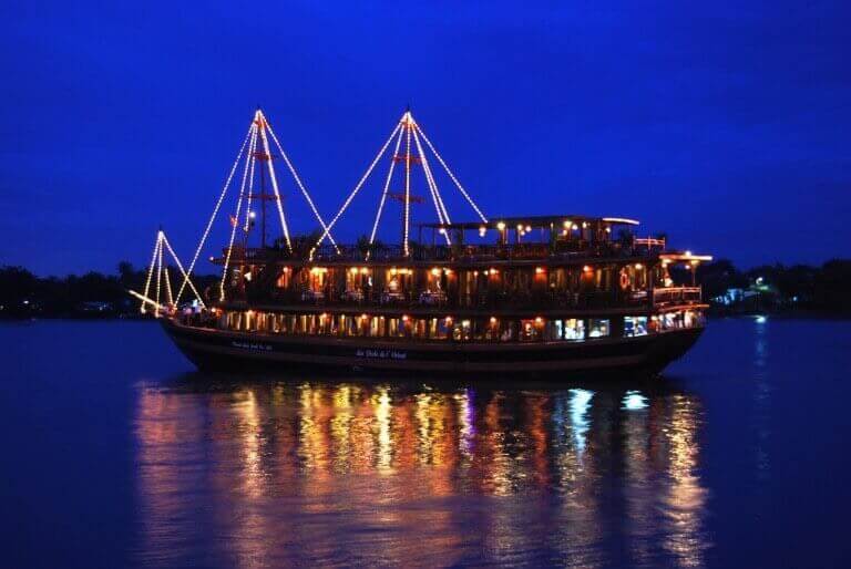 Du thuyền Indochina Queen nổi bật trên sông