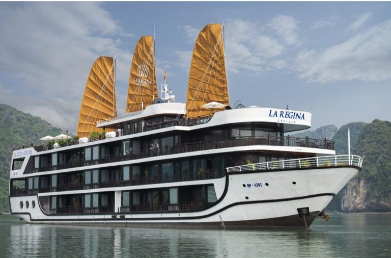 Du thuyền La Regenia Legend với vẻ ngoài đồ sộ cùng 3 cánh buồm lớn nổi bật như kỳ quan giữa vịnh Lan Hạ. 