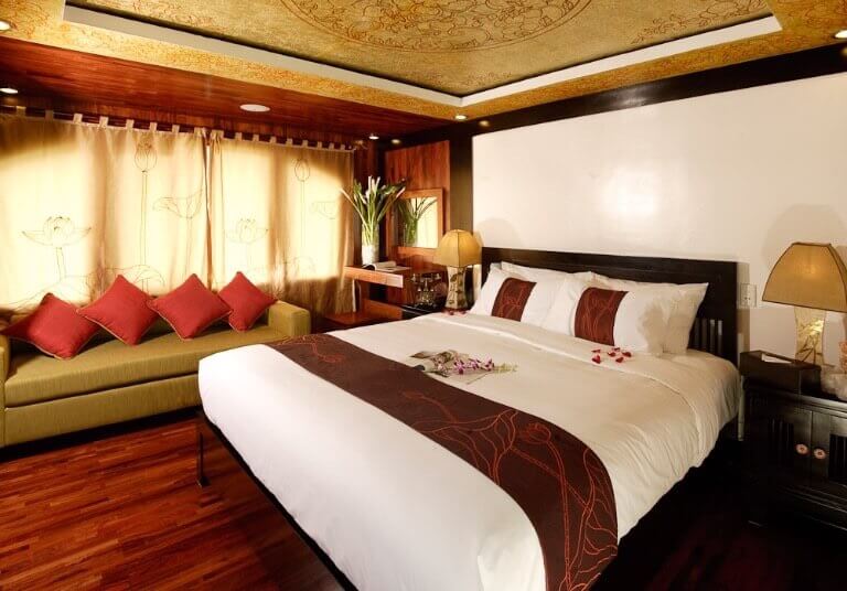Giường ngủ của căn phòng được lấy màu đỏ trắng chủ đạo ấm áp