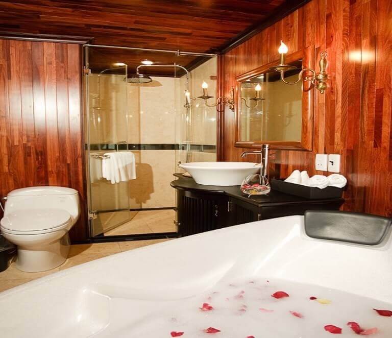 Phòng tắm có bồn tắm được trải hoa hồng