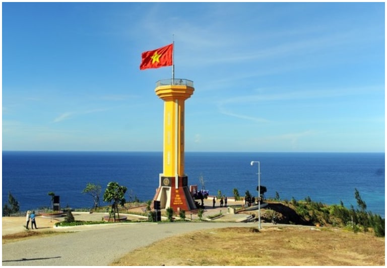 Cột cờ Lý Sơn là dấu mốc khẳng định chủ quyền biển đảo Tổ quốc. 