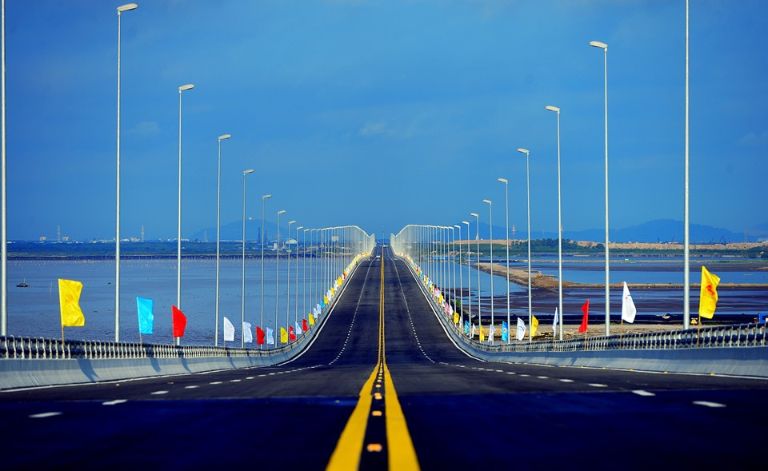 Cây cầu Tân Vũ nối liền giữa thành phố Hải Phòng và Cát Hải đã rút ngắn chặng đường và tiết kiệm thời gian tới thị trấn Cát Bà 