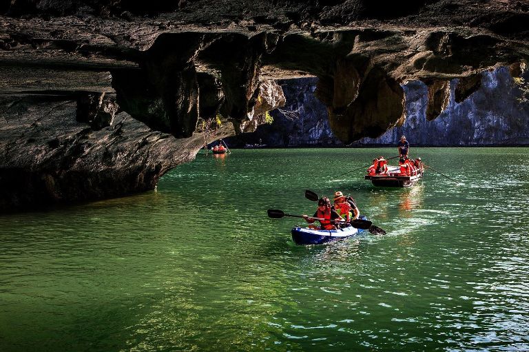 Chèo thuyền kayak sẽ giúp du khách chiêm ngưỡng cận cảnh những vân núi đá đã trải qua hàng nghìn năm kiến tạo trên vịnh 