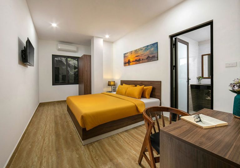 Khách sạn được tour lựa chọn có không gian sạch sẽ, thoáng mát phù hợp từ 2-3 người/phòng nghỉ ngơi 