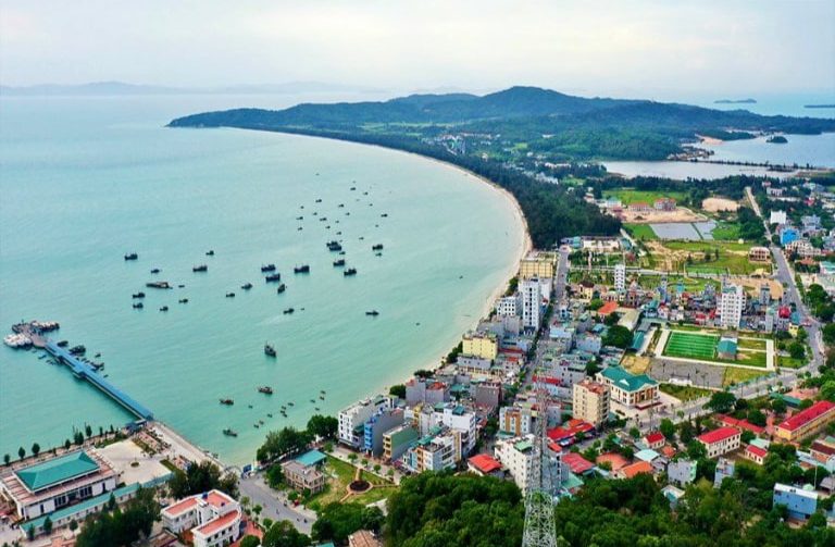 Đảo Cô Tô với cảnh quan hùng vĩ là "điểm nóng" du lịch Việt Nam những năm gần đây.