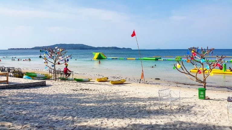 Bãi biển Hồng vàn với biển xanh và bờ cát trải dài thuộc hệ thống bãi tắm đẹp nhất đảo Cô Tô.