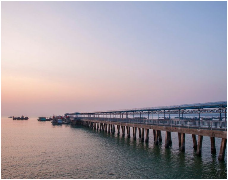 Cầu cảng Cô Tô dài 200m được xẻ từ những phiến đá lớn, là nơi đón khách đến với hòn đảo này.