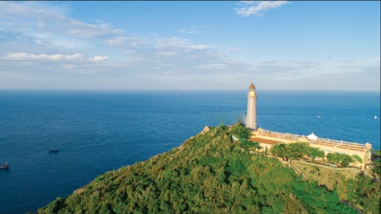 Ngọn hải đăng là điểm cao nhất đảo Cô Tô.
