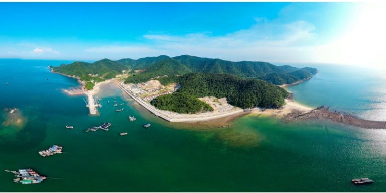 Huyện đảo Cô Tô thuộc tỉnh Quảng Ninh được ví như "hòn ngọc xanh" của Việt Nam.