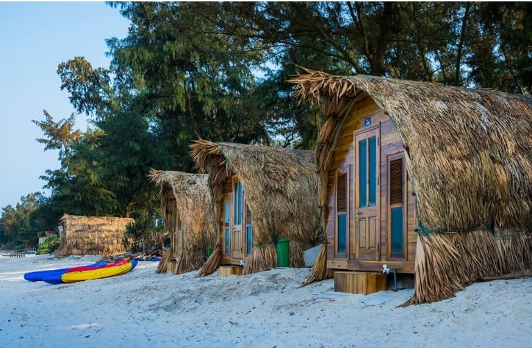 Dãy nhà gỗ bungalow thuộc Coto Life Mini Resort là background quen thuộc của nhiều du khách khi tới Cô Tô. 