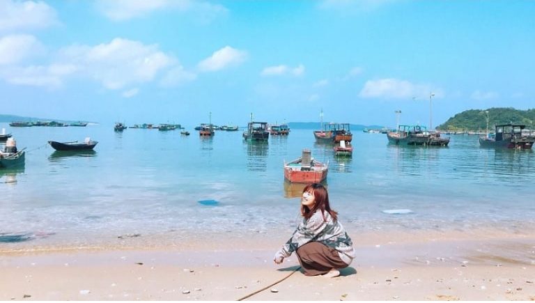 Bến cảng Thanh Lân là điểm trung chuyển giữa thị trấn Cô Tô và đảo Thanh Lân nên luôn tấp nập tàu thuyền qua lại. 