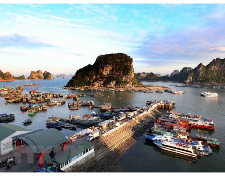 Bến cảng Cái Rồng là nơi đưa du khách tới nhiều hòn đảo lân cận thuộc huyện đảo Vân Đồn và Cô Tô. 