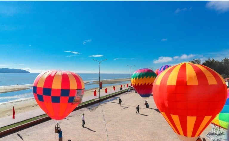 Lễ hội Khinh khí cầu là dịch vụ mới nhằm thu hút khách du lịch đến với Cửa Lò. 