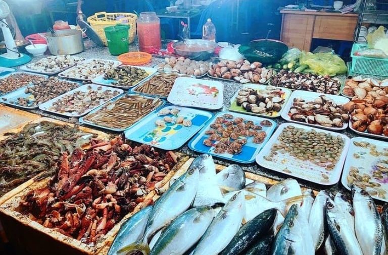 Chợ hải sản Thu Thủy là 1 trong 4 khu chợ nổi tiếng nhất Cửa Lò