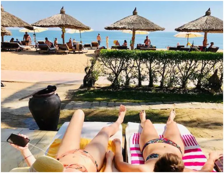 Dọc bãi biển Cửa Lò là nhiều hàng ghế sundeck phục vụ du khách nghỉ ngơi, ngắm biển và tắm nắng. 
