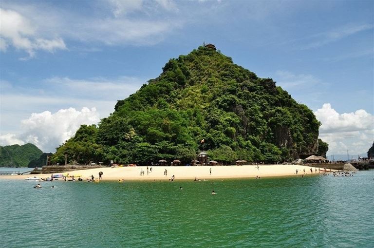 Đảo Titop là điểm dừng chân không thể bỏ lỡ của du khách khi tham gia tour du lịch Hạ Long 1 ngày.