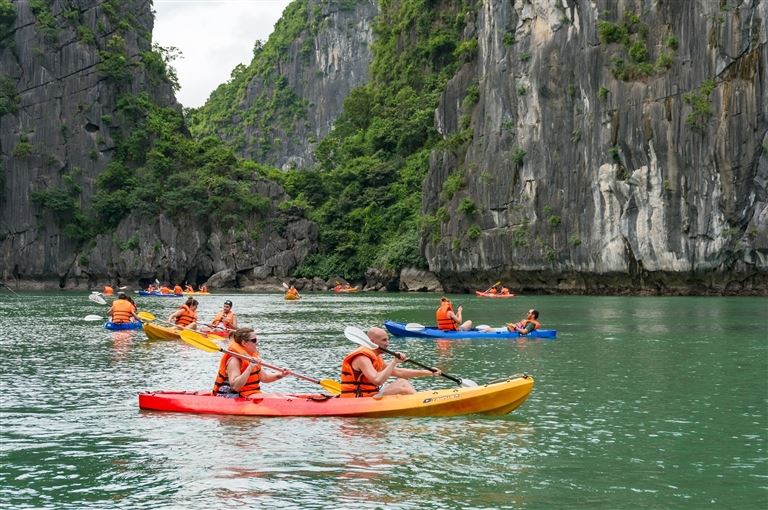 Du khách tham gia hoạt động chèo thuyền kayak khám phá các hang động tại vịnh Hạ Long.