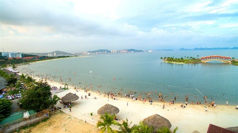 Bãi biển Tuần Châu thơ mộng, yên bình thu hút khách du lịch trong và ngoài nước