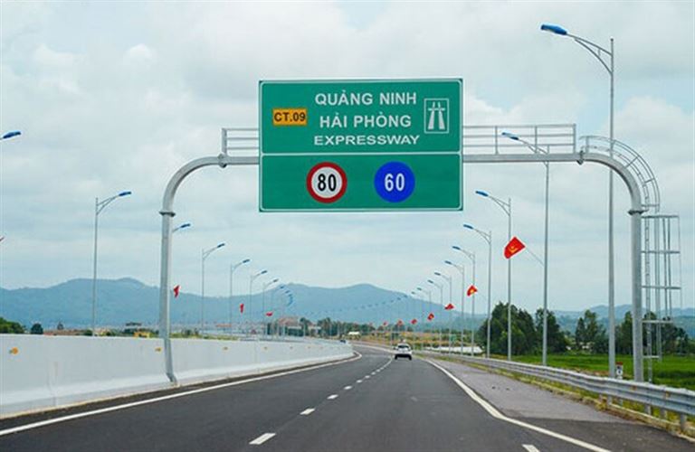 Du khách di chuyển từ Hà Nội tới Hạ Long theo tuyến đường cao tốc Hải Phòng - Quảng Ninh.