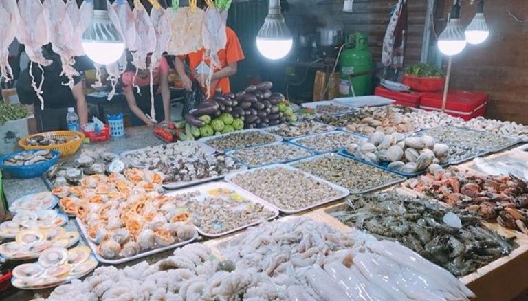 Du khách tới thăm chợ hải sản Hạ Long mua quà cho người thân, bạn bè trong tour du lịch hạ long 3 ngày 2 đêm. 