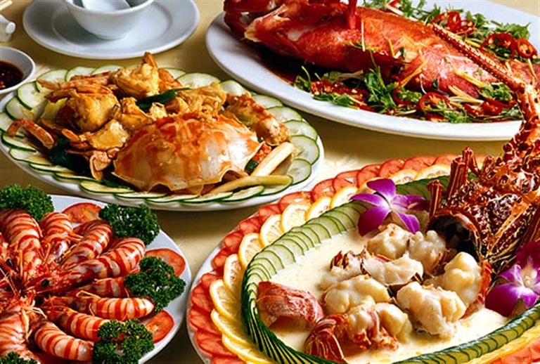Du khách sẽ được thưởng thức hải sản tươi sống - ẩm thực không thể bỏ qua khi tới vịnh Hạ Long.