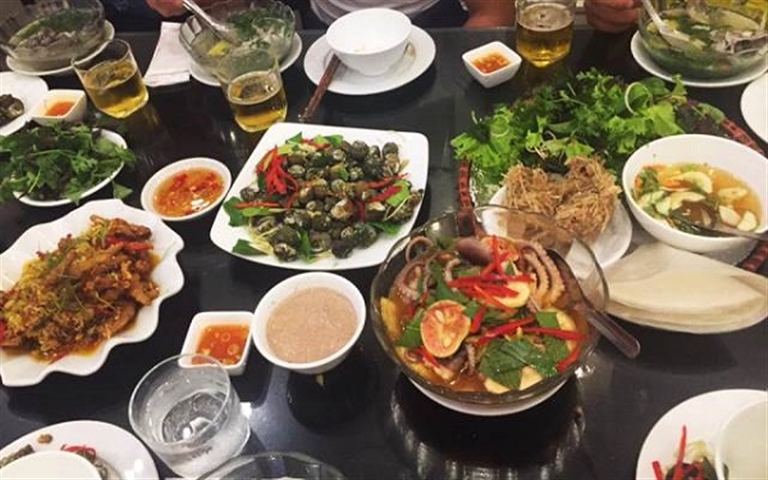 Quý khách được thưởng thức các món ăn hải sản Hạ Long tươi ngon, bổ dưỡng. 