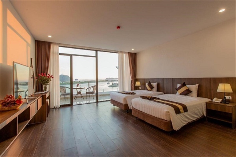 Phòng nghỉ tại khách sạn đạt tiêu chuẩn 3 sao có view hướng biển và đầy đủ đồ dùng tiện nghi hiện đại.