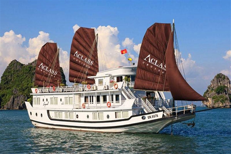 Du thuyền hạng sang đưa du khách khi khám phá và chiêm ngưỡng cảnh quan tuyệt mỹ của vịnh Hạ Long