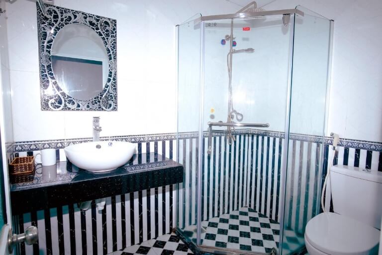 nhà tắm riêng trong khách sạn với thiết kế độc đáo