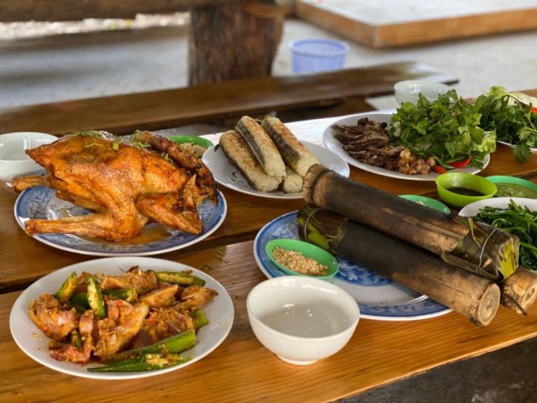 Cơm lam gà nướng Đà Lạt ăn cùng với rau rừng xào tỏi ớt là món ngon độc đáo chỉ xuất hiện trên vùng cao nguyên Lâm Đồng 