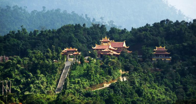 Thiên Viện Trúc Lâm nằm trầm mặc trong rừng núi xanh rì mặt hướng ra hồ Tuyền Lâm thanh bình