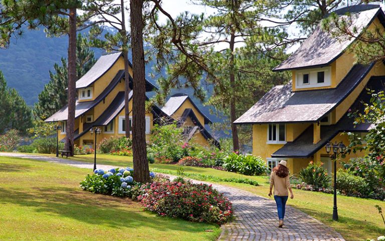 Du khách có thể chọn resort hoặc villa trong rừng thông cách xa chợ để tận hưởng không gian yên tĩnh, thanh bình