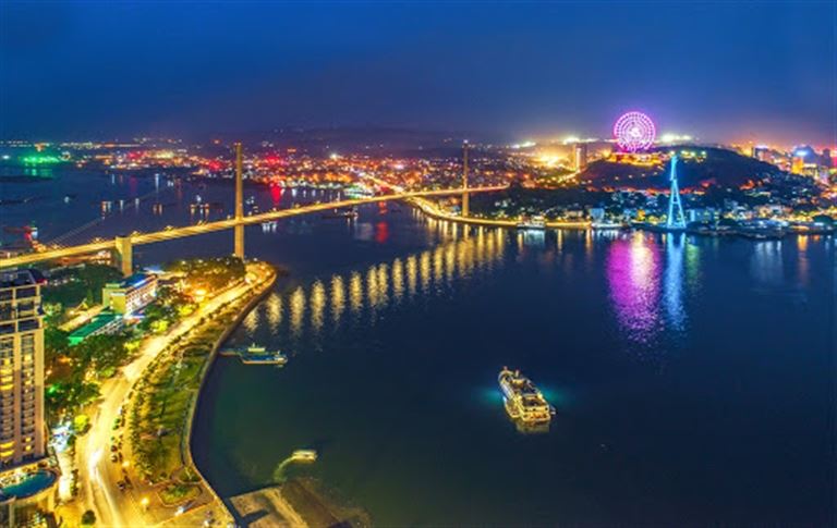 Du khách sẽ có cơ hội ngắm nhìn cảnh đẹp về đêm của thành phố Hạ Long.