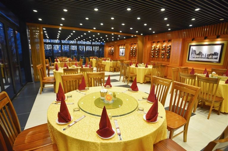 Không gian sang trọng, ấm cúng của nhà hàng trong tour du lịch Hà Nội Hạ Long.