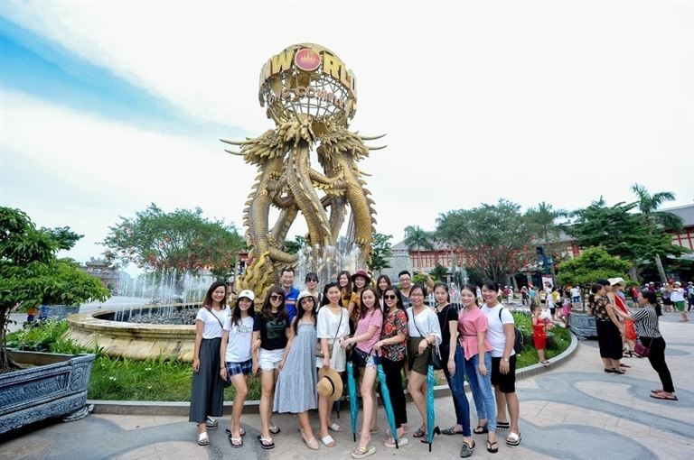 Du khách check-in tại công viên Rồng tại khu tổ hợp vui chơi Sunworld Hạ Long Park